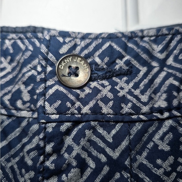 DKNY Men’s Chino Shorts Size 40 NWT Blue Gray Bohemian Print Modern Flat Front - Picture 2 of 7